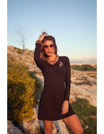 Vestido Pine Camaleónica by Capriche negro de manga larga con escote en V, look al aire libre 2