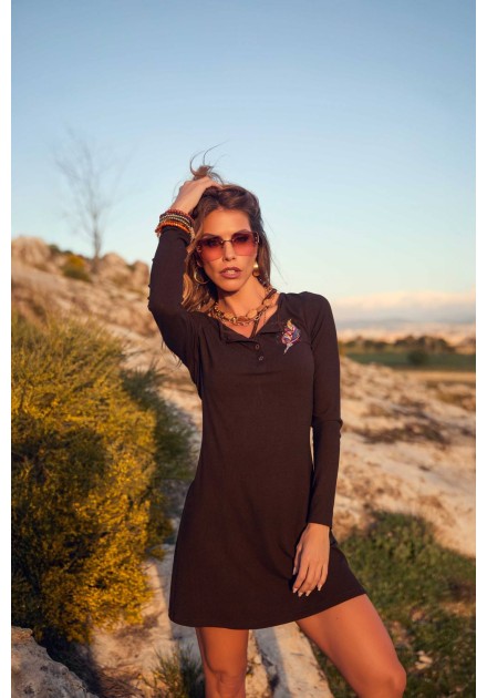 Vestido Pine de Camaleónica by Capriche negro con gafas de sol, pose en la montaña