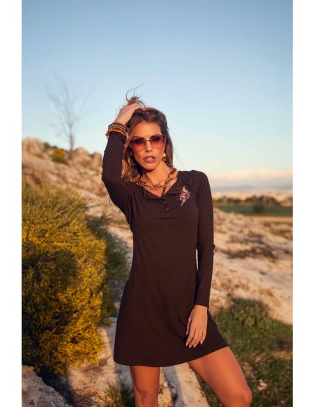 Vestido Pine de Camaleónica by Capriche negro con gafas de sol, pose en la montaña