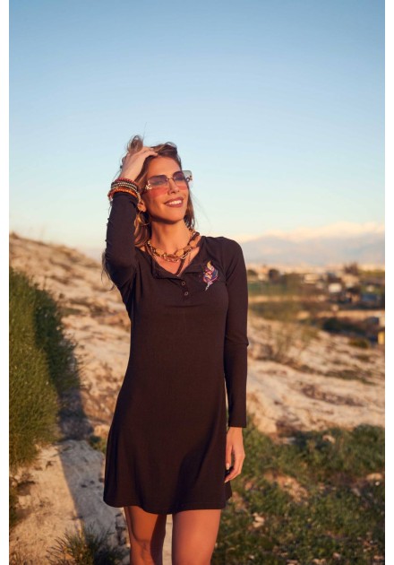 Vestido Pine negro Camaleónica by Capriche, vista frontal con luz del atardecer