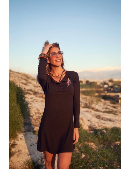 Vestido Pine negro Camaleónica by Capriche, vista frontal con luz del atardecer