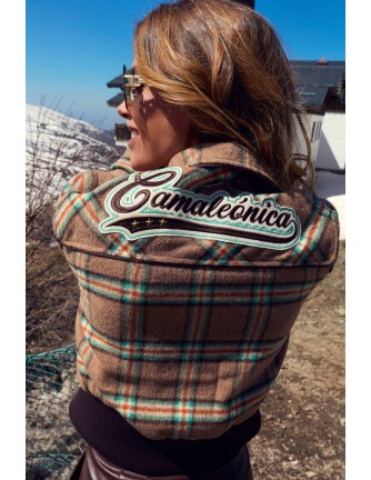 Chaqueta Wander de Camaleónica by Capriche de cuadros marrón y beige, vista frontal en la montaña 2