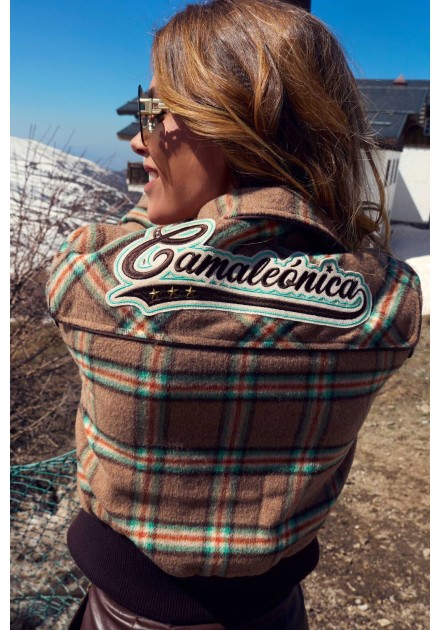 Chaqueta Wander Camaleónica by Capriche de cuadros, espalda con bordado Camaleónica Chaqueta Wander Camaleónica by Capriche de cuadros, espalda con bordado Camaleónica