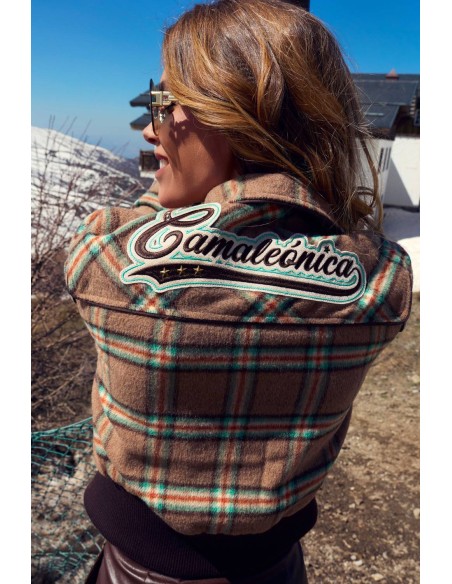 Chaqueta Wander Camaleónica by Capriche de cuadros, espalda con bordado Camaleónica