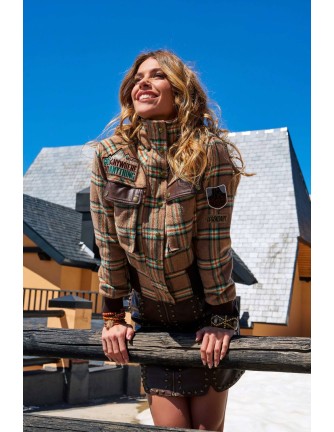 Chaqueta Wander de Camaleónica by Capriche de cuadros marrón y beige, vista frontal en la montaña