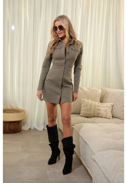 Vestido Campfire de Camaleónica by Capriche verde caqui con botas negras Vestido Campfire de Camaleónica by Capriche verde caqui con botas negras