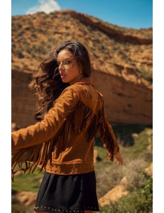 Chaqueta Laurent Camaleónica by Capriche de ante marrón con flecos, look de cañón al atardecer 2