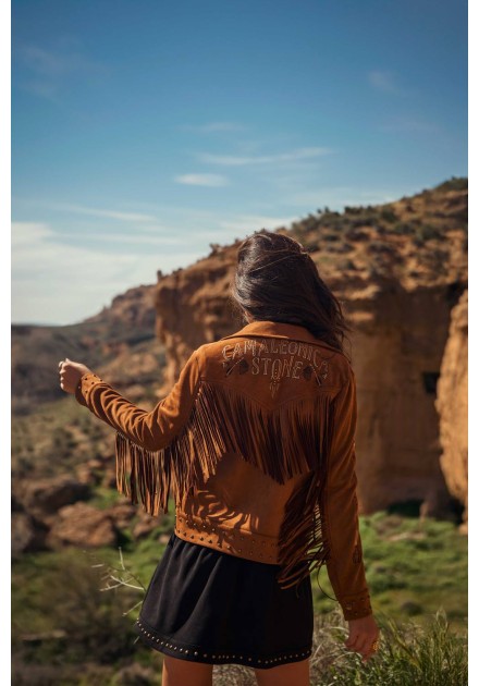 Chaqueta Laurent flecos Camaleónica by Capriche, paisaje de montaña y cielo azul Chaqueta Laurent flecos Camaleónica by Capriche, paisaje de montaña y cielo azul