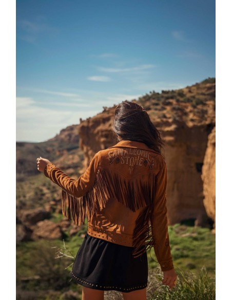 Chaqueta Laurent flecos Camaleónica by Capriche, paisaje de montaña y cielo azul