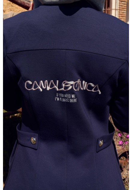 Blazer Voyager Camaleónica by Capriche azul marino, espalda con logo bordado