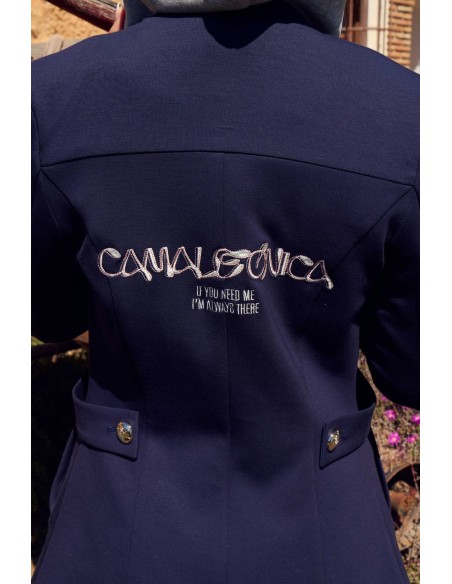 Blazer Voyager Camaleónica by Capriche azul marino, espalda con logo bordado
