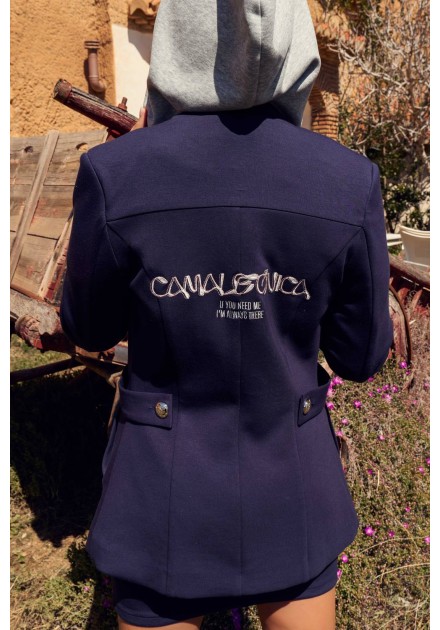 Blazer Voyager Camaleónica by Capriche, bordado Camaleónica en la espalda al aire libre