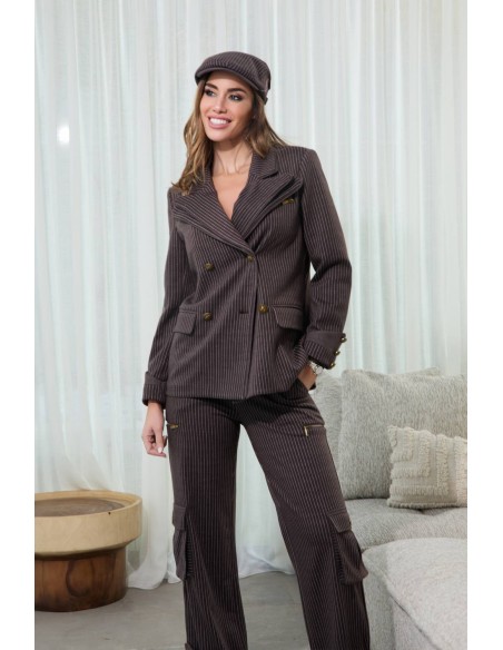 Blazer Jasper Camaleónica by Capriche marrón oscuro de raya fina con gorra, vista frontal