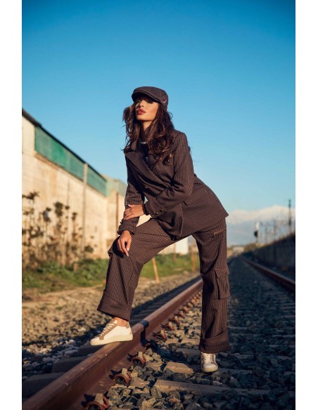 Blazer Jasper de Camaleónica by Capriche con pantalón a juego, look junto a las vías