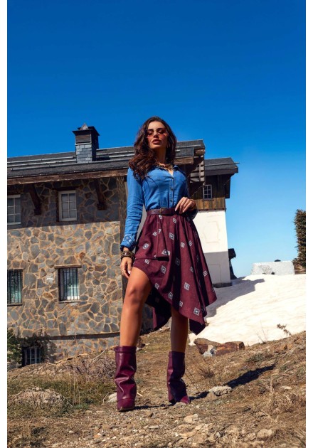 Falda Coldwyn Camaleónica by Capriche con botas burdeos, vista frontal en la nieve