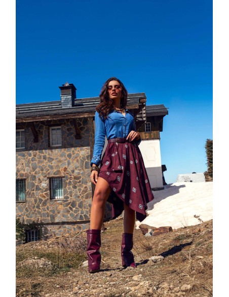 Falda Coldwyn Camaleónica by Capriche con botas burdeos, vista frontal en la nieve