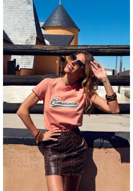 Falda Everwood Camaleónica by Capriche mini de piel marrón con camiseta coral, look exterior Falda Everwood Camaleónica by Capriche mini de piel marrón con camiseta coral, look exterior