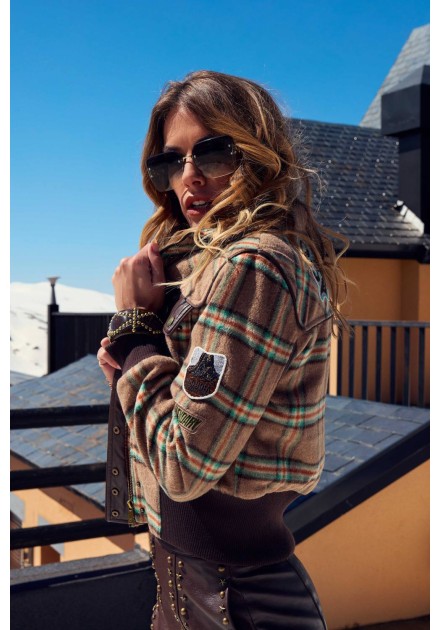 Falda Everwood Camaleónica by Capriche combinada con chaqueta de cuadros, pose en terraza Falda Everwood Camaleónica by Capriche combinada con chaqueta de cuadros, pose en terraza
