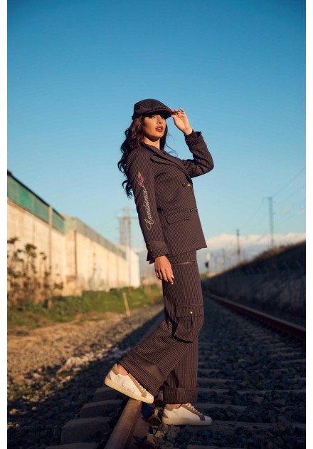 Ropa Camaleónica: pantalón cargo Haldor marrón con gafas de sol al atardecer Ropa Camaleónica: pantalón cargo Haldor marrón con gafas de sol al atardecer