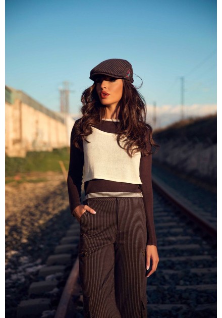 Camiseta Yukon Camaleónica by Capriche con gorra, estilo urbano junto al tren Camiseta Yukon Camaleónica by Capriche con gorra, estilo urbano junto al tren