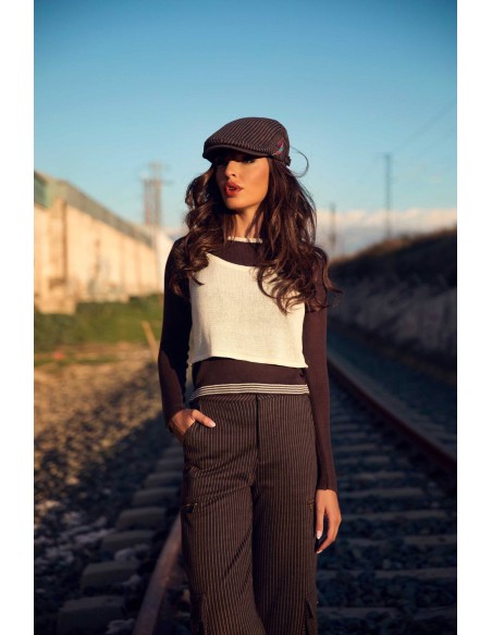 Camiseta Yukon Camaleónica by Capriche con gorra, estilo urbano junto al tren