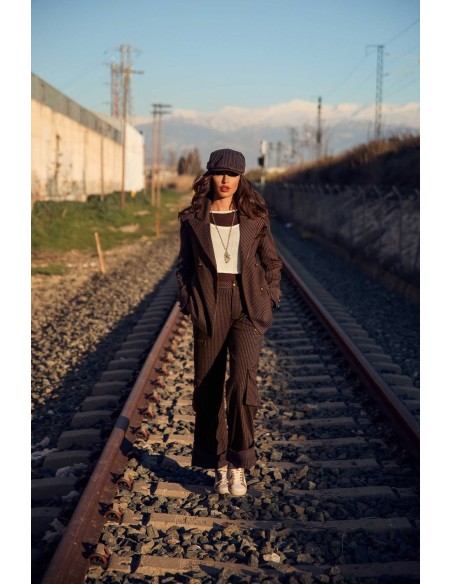 Ropa Camaleónica: camiseta Yukon marrón con gafas de sol y gorra en las vías