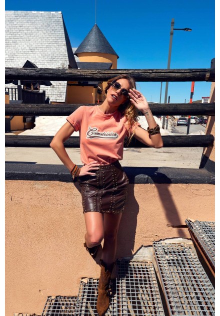 Camiseta Northlake Camaleónica by Capriche, pose al aire libre con falda de ante