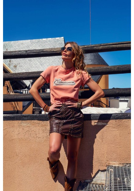Ropa Camaleónica: camiseta Northlake coral con estampado en el pecho