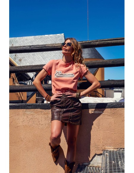 Ropa Camaleónica: camiseta Northlake coral con estampado en el pecho