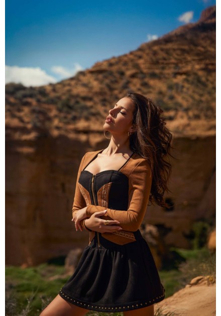 Vestido Kaya Camaleónica by Capriche, perfil con corpiño estructurado y falda negra Vestido Kaya Camaleónica by Capriche, perfil con corpiño estructurado y falda negra
