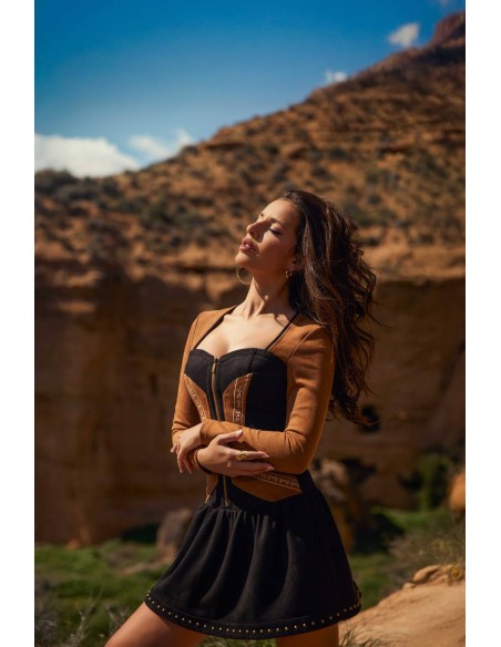 Vestido Kaya Camaleónica by Capriche, perfil con corpiño estructurado y falda negra
