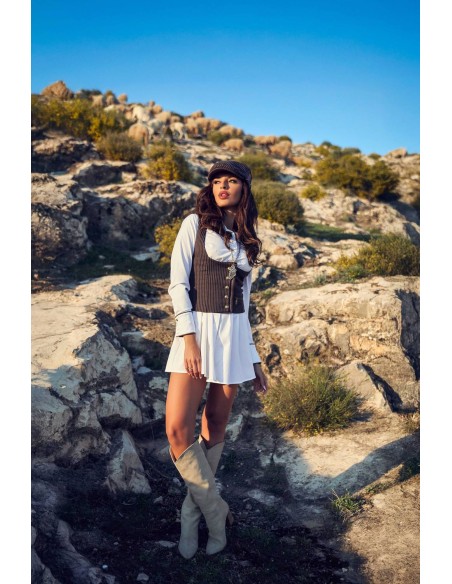 Ropa Camaleónica: vestido Rockies blanco con sombrero y botas, estilo western