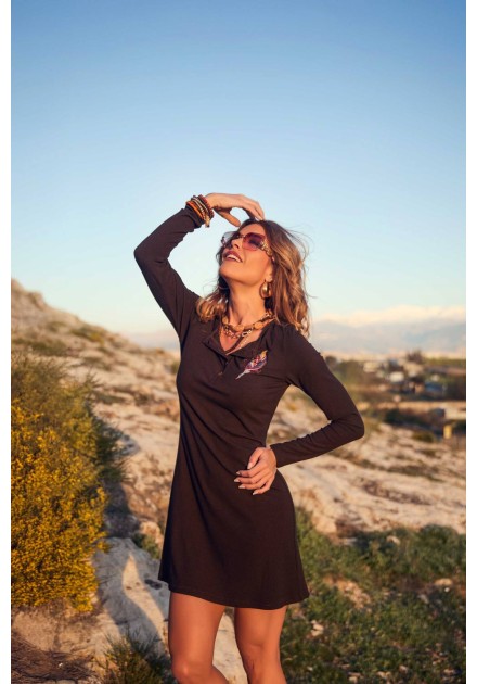 Vestido Pine Camaleónica by Capriche, pose con brazo levantado y vestido midi negro