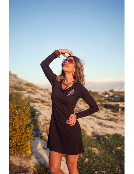 Vestido Pine Camaleónica by Capriche, pose con brazo levantado y vestido midi negro