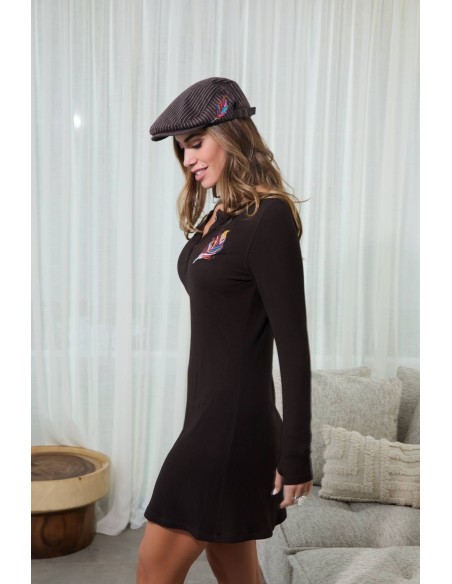 Ropa Camaleónica: vestido Pine negro de manga larga con gorra, vista lateral