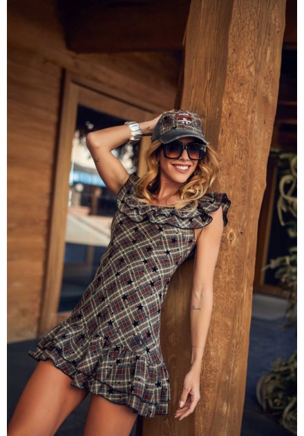 Vestido Brak Camaleónica by Capriche con gorra y gafas de sol, primer plano del estampado Vestido Brak Camaleónica by Capriche con gorra y gafas de sol, primer plano del estampado