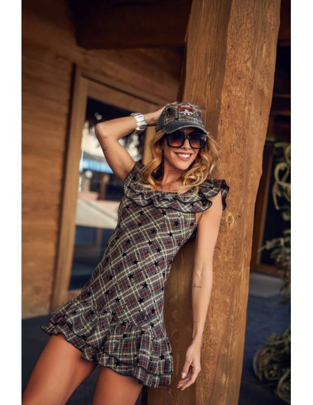 Vestido Brak Camaleónica by Capriche con gorra y gafas de sol, primer plano del estampado