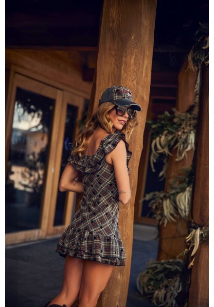 Ropa Camaleónica: vestido Brak de cuadros con gorra, pose en exterior Ropa Camaleónica: vestido Brak de cuadros con gorra, pose en exterior