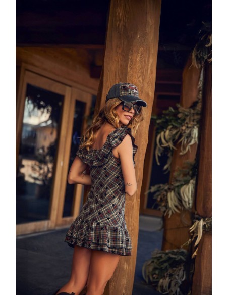 Ropa Camaleónica: vestido Brak de cuadros con gorra, pose en exterior
