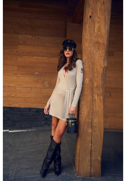 Vestido Lumen cruzado Camaleónica by Capriche, pose junto a poste de madera