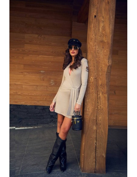 Vestido Lumen cruzado Camaleónica by Capriche, pose junto a poste de madera