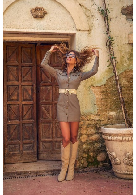 Vestido Campfire caqui Camaleónica by Capriche, look junto a puerta de madera Vestido Campfire caqui Camaleónica by Capriche, look junto a puerta de madera