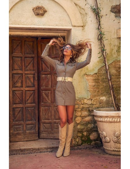 Vestido Campfire caqui Camaleónica by Capriche, look junto a puerta de madera
