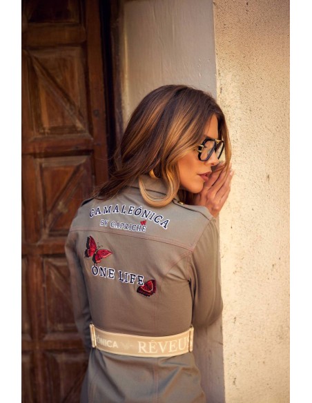 Vestido Campfire Camaleónica by Capriche, detalle del parche bordado en la espalda