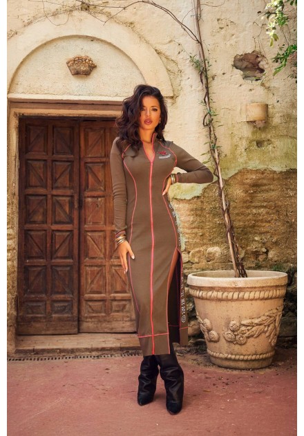 Vestido Hevan caqui Camaleónica by Capriche, pose junto a puerta de madera Vestido Hevan caqui Camaleónica by Capriche, pose junto a puerta de madera