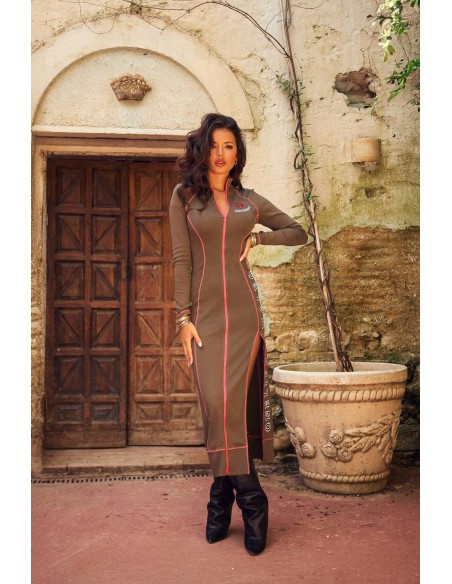 Vestido Hevan caqui Camaleónica by Capriche, pose junto a puerta de madera