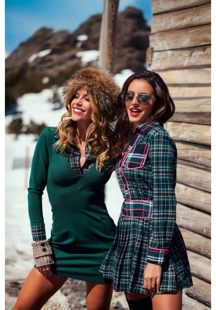 Vestido Arden Camaleónica by Capriche, look de montaña en pareja junto a cabaña de madera