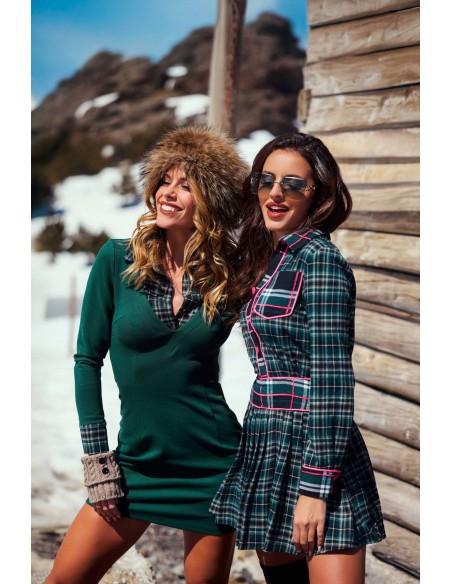 Vestido Arden Camaleónica by Capriche, look de montaña en pareja junto a cabaña de madera