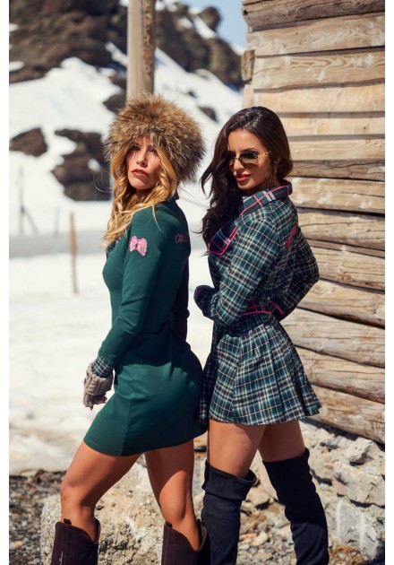 Vestido Arden verde Camaleónica by Capriche con chaqueta de borrego, escena de nieve