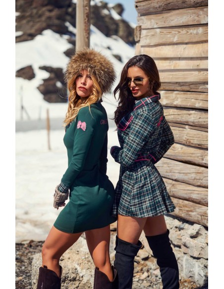 Vestido Arden verde Camaleónica by Capriche con chaqueta de borrego, escena de nieve